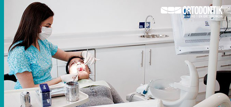 Mujer durante tratamiento de ortodoncia