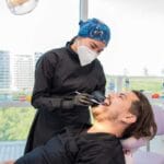 Dentista con paciente de ortodoncia