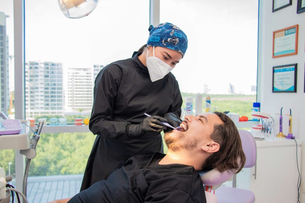 Dentista con paciente de ortodoncia