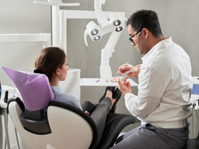 Dentista y paciente de ortodoncia
