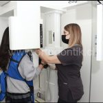 Operador de radiología tomando radiografía dental