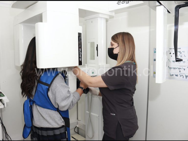 Operador de radiología tomando radiografía dental