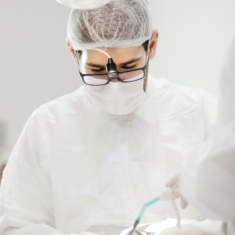 Dentista en tratamiento de ortodoncia chile
